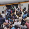 пассажиры штурмуют поезд