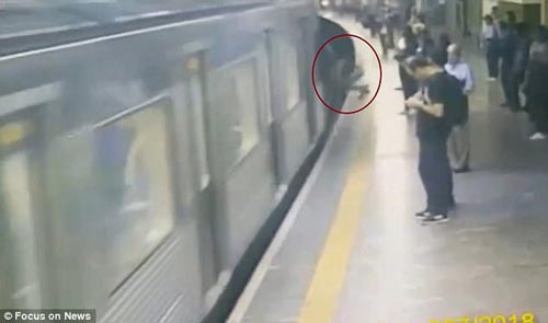женщина чудом выжила под поездом