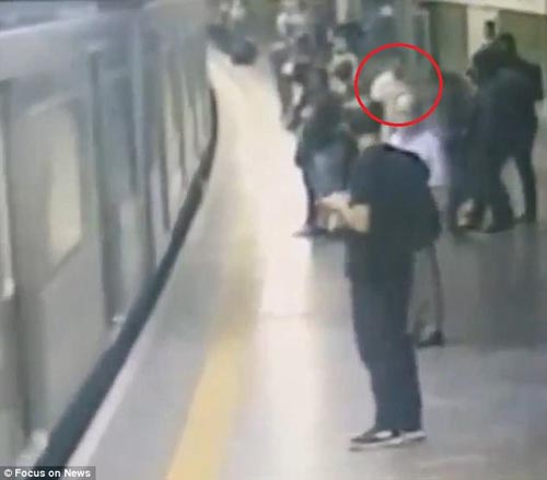 женщина чудом выжила под поездом