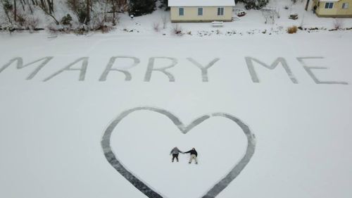 предложение руки и сердца на снегу