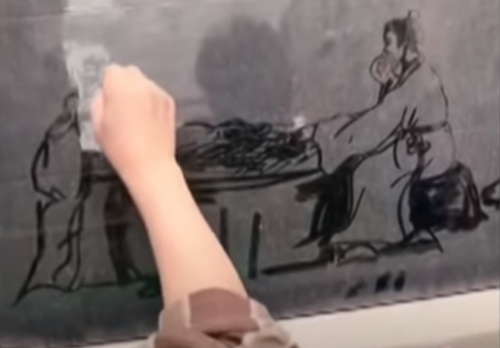 художник рисует на стёклах машин