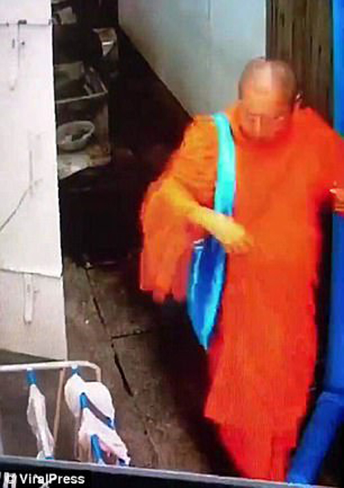 монах похитил женское бельё 