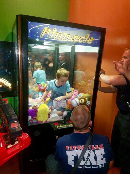 мальчик в игровом автомате