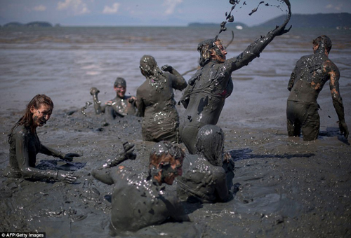 люди валяются в грязи на фестивале