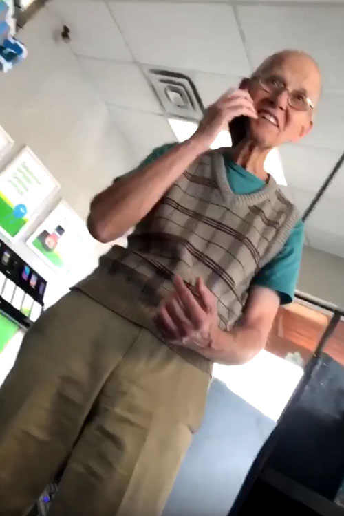 дедушка с мобильным телефоном