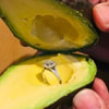 обручальное кольцо в авокадо