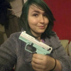 агрессивная женщина с пистолетом