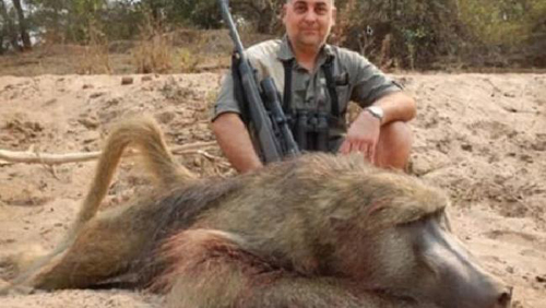 фото охотника с бабуином