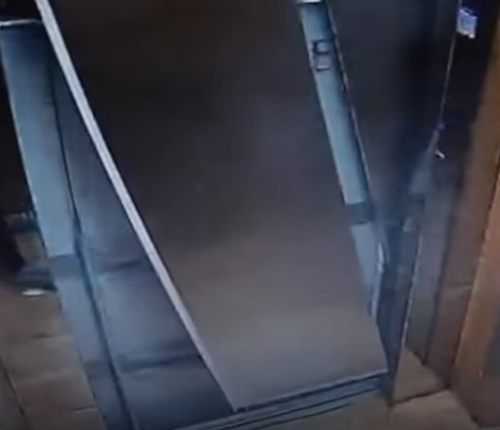 мальчик сломал лифт