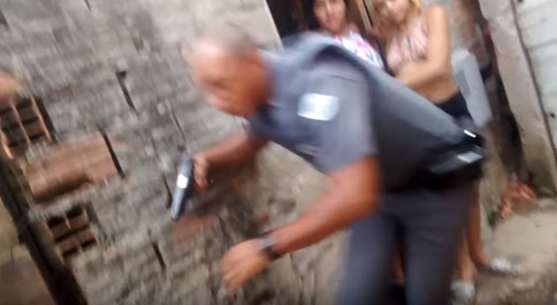 полицейский прервал танец