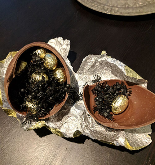 шоколадное яйцо с пауками