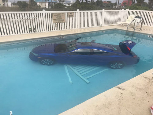 машина утонула в бассейне
