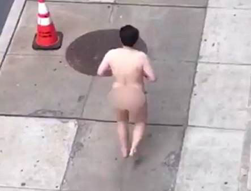 голый мужчина на пробежке
