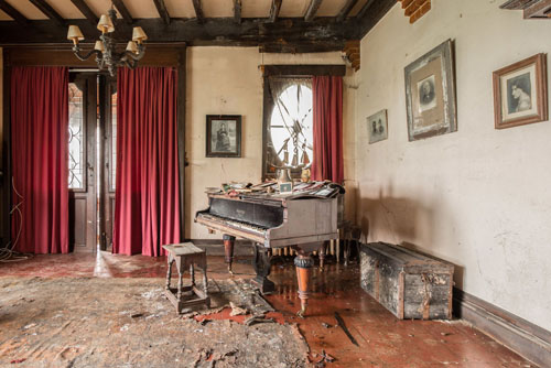 старые брошенные фортепиано