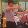 полицейский танцует в детском саду