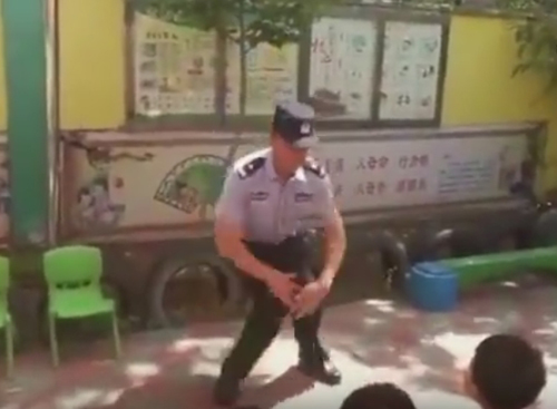 полицейский танцует в детском саду