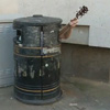 музыкант в урне для мусора