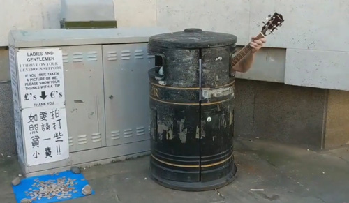 музыкант в урне для мусора