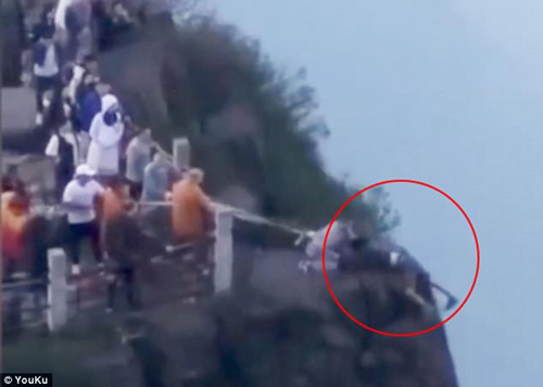 монахи спасли самоубийцу со скалы