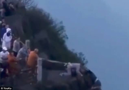монахи спасли самоубийцу со скалы