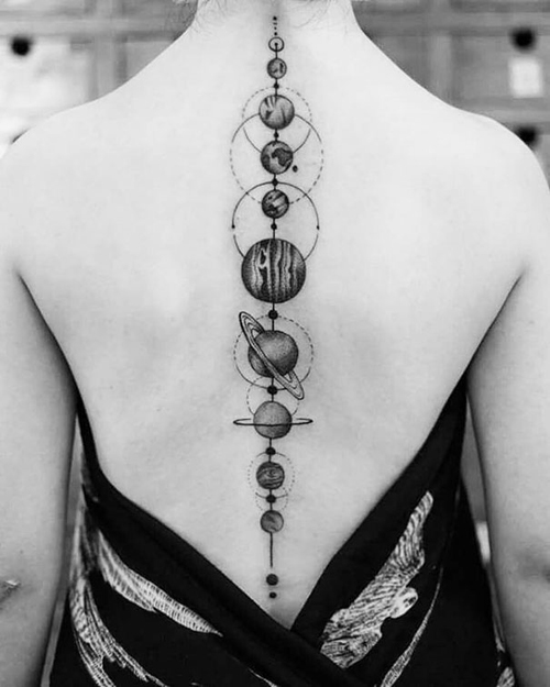 татуировки вдоль позвоночника