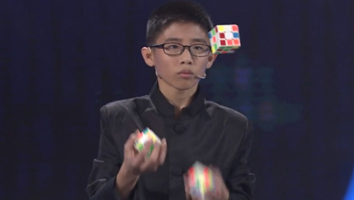 жонглирование кубиками рубика