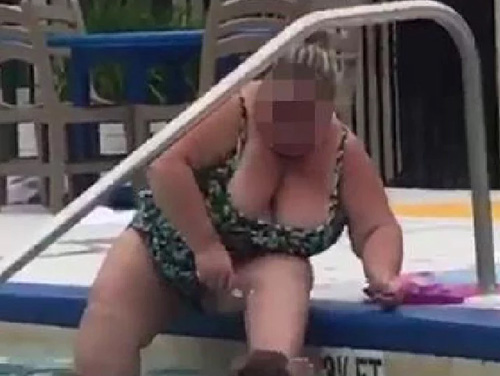 женщина бреет ноги в бассейне