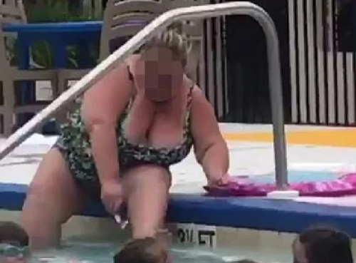 женщина бреет ноги в бассейне