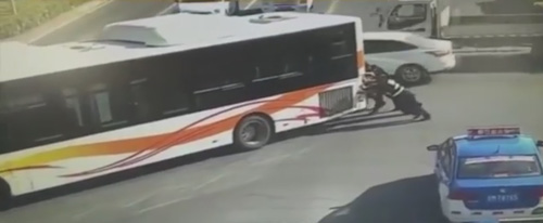 дорожная полиция толкает автобус
