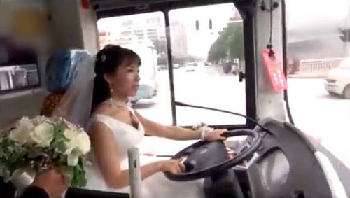 невеста села за руль автобуса