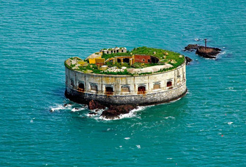 остров со старинным фортом