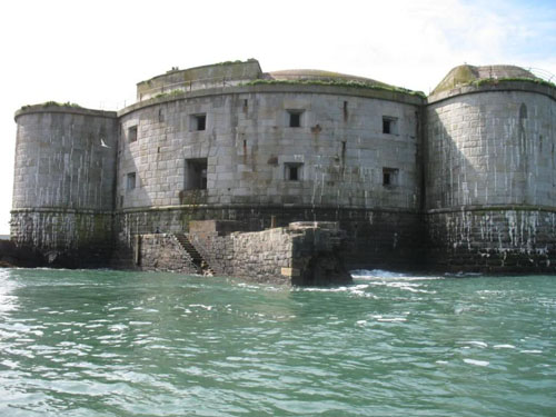 остров со старинным фортом