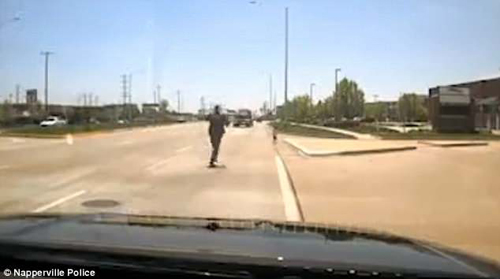 полицейский спас малыша на шоссе
