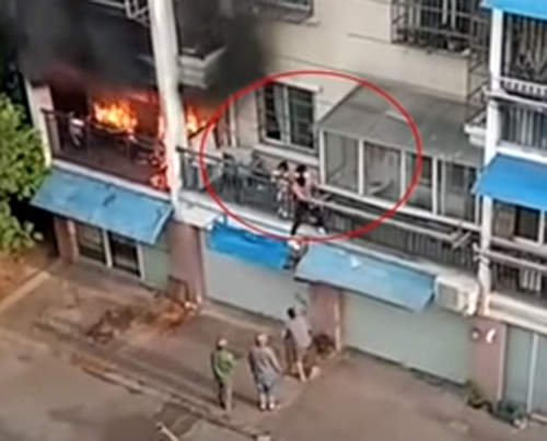 девочки на балконе во время пожара