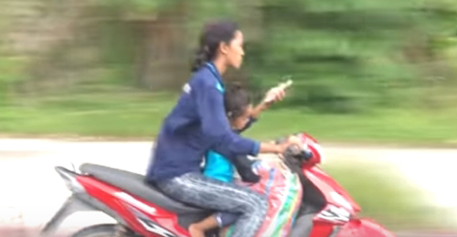 мамаша с ребёнком на скутере