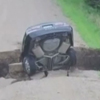 машина провалилась в яму на дороге