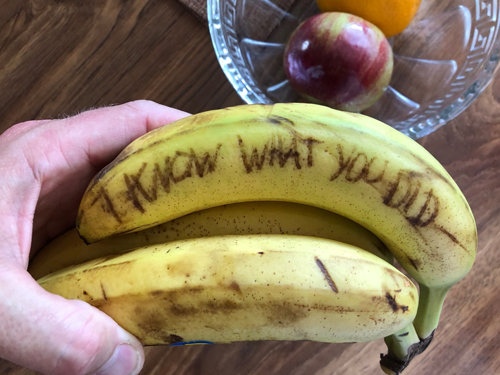пугающее послание на бананах