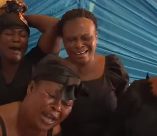 женщины рыдают на похоронах