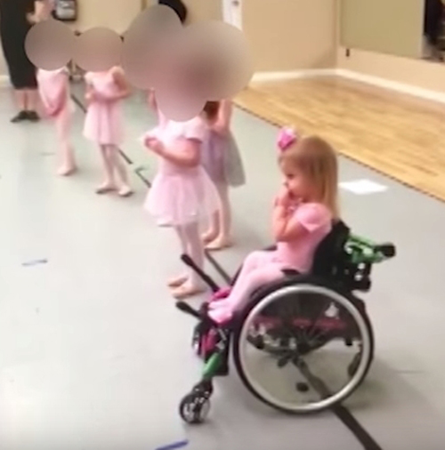 танцовщица в инвалидной коляске