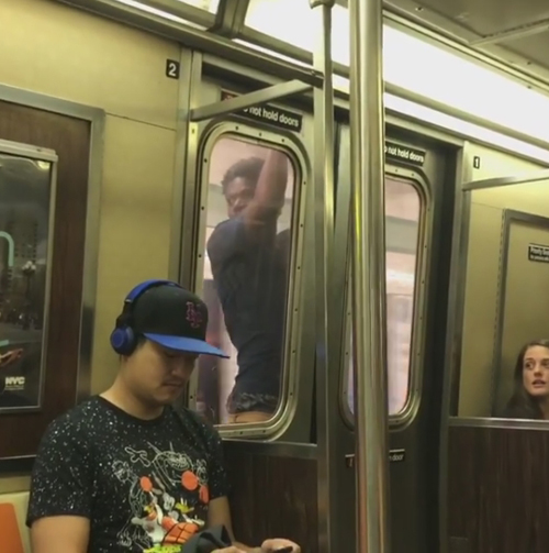 безрассудный смельчак в метро