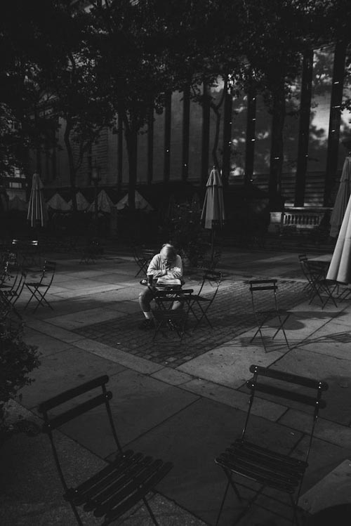 фотограф снимает одиночество