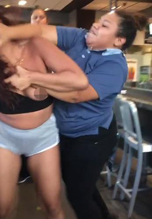 официантка избила посетительницу