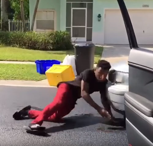 танцующий мужчина попал под машину