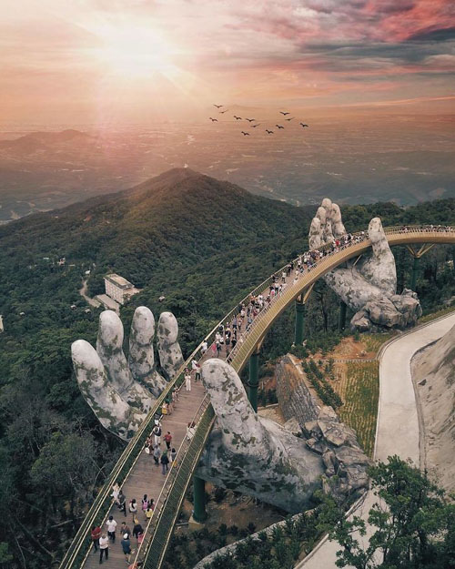 мост с гигантскими руками