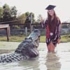 фото студентки с аллигатором
