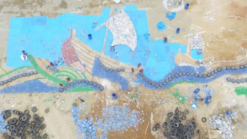 мозаичная картина из мусора