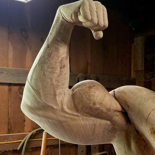 скульптура из дубового ствола