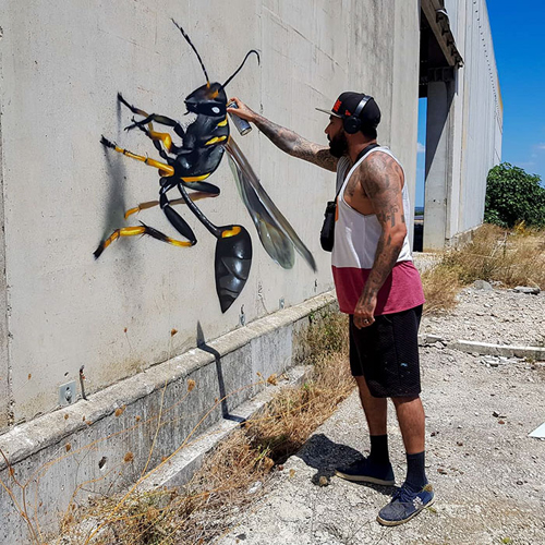 уличный художник и его граффити