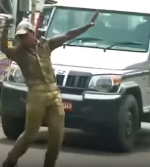 полицейский танцует на дороге