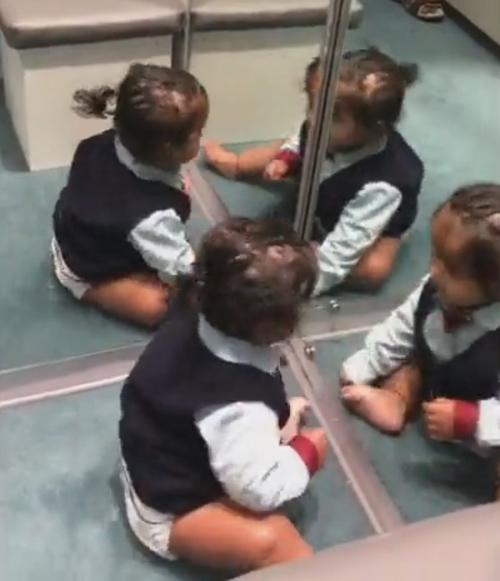 малыш и его зеркальное отражение